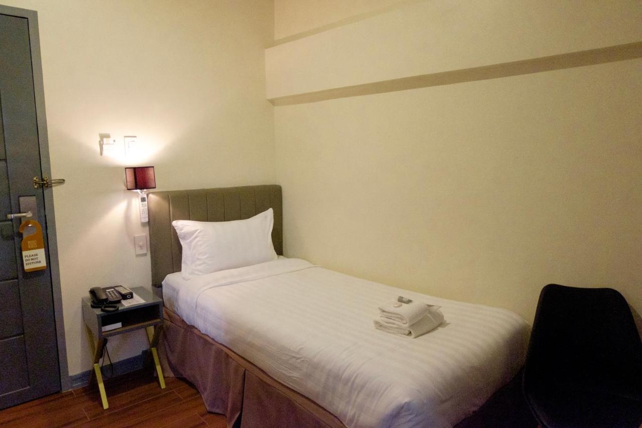 Crevice Hotel Davao Exterior photo